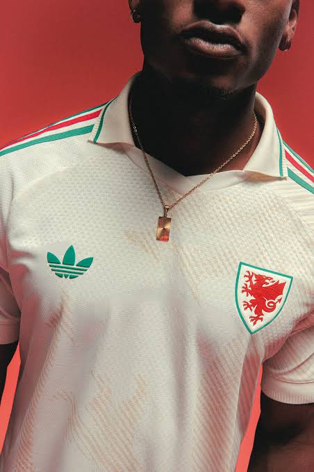 UNIFORME PAÍS DE GALES AWAY 26/27